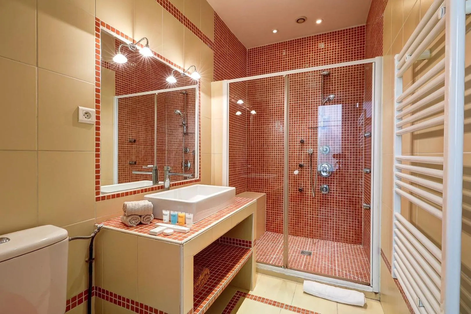 404 Charlotte - Superbe A Apartment *